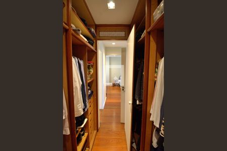 Apartamento à venda com 235m², 3 quartos e 4 vagasCloset da suíte 3