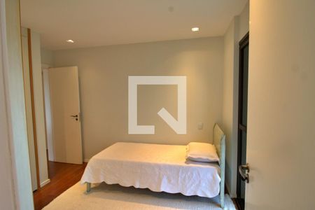 Apartamento à venda com 235m², 3 quartos e 4 vagasSuíte 2