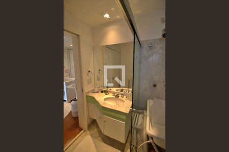 Apartamento à venda com 235m², 3 quartos e 4 vagasBanheiro da Suíte 1