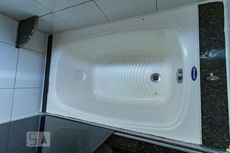 Banheira Banheiro Social de apartamento para alugar com 3 quartos, 74m² em Heliópolis, Belo Horizonte