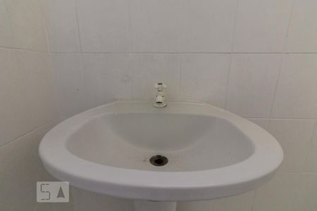 Pia do Banheiro  de apartamento para alugar com 1 quarto, 25m² em Vila Alice, Santo André