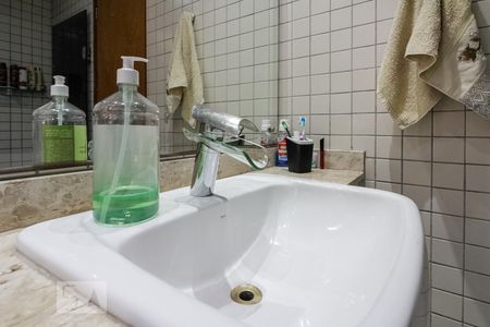 Banheiro de apartamento à venda com 3 quartos, 64m² em Vila Butantã, São Paulo