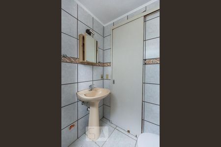 Banheiro de apartamento para alugar com 1 quarto, 45m² em Glória, Porto Alegre
