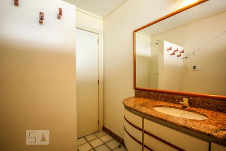 Apartamento para alugar com 300m², 4 quartos e 3 vagas Apartamento para alugar com 300m², 4 quartos e 3 vagasBanheiro Social 2
