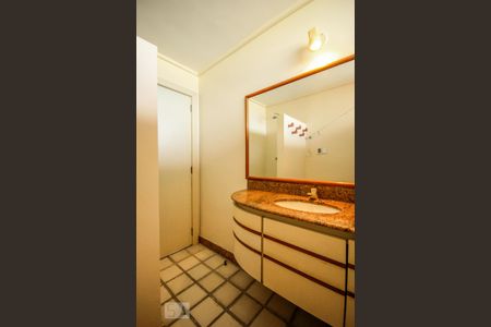 Apartamento para alugar com 300m², 4 quartos e 3 vagas Apartamento para alugar com 300m², 4 quartos e 3 vagasBanheiro Social 2