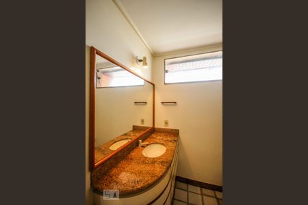 Apartamento para alugar com 300m², 4 quartos e 3 vagas Apartamento para alugar com 300m², 4 quartos e 3 vagasBanheiro Social 2