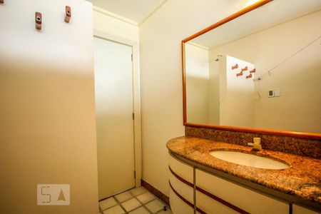Apartamento para alugar com 300m², 4 quartos e 3 vagas Apartamento para alugar com 300m², 4 quartos e 3 vagasBanheiro Social 2