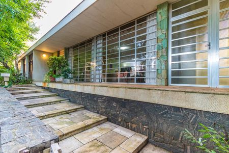 Casa para alugar com 306m², 4 quartos e 4 vagas Casa para alugar com 306m², 4 quartos e 4 vagasFachada