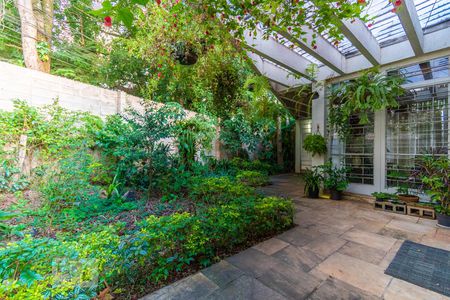 Casa para alugar com 306m², 4 quartos e 4 vagas Casa para alugar com 306m², 4 quartos e 4 vagasQuintal Frente