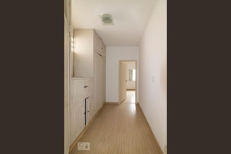 Casa à venda com 280m², 4 quartos e 3 vagas Casa à venda com 280m², 4 quartos e 3 vagasCorredor