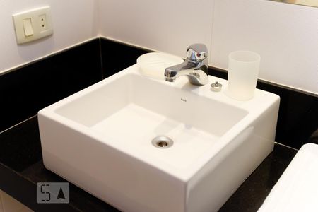 Apartamento para alugar com 80m², 2 quartos e 1 vaga Apartamento para alugar com 80m², 2 quartos e 1 vagaDetalhe Pia Banheiro Social
