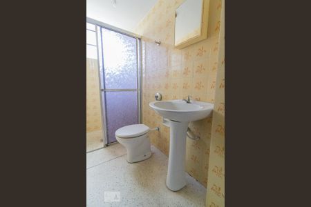 Banheiro de apartamento para alugar com 2 quartos, 50m² em Centro, Curitiba