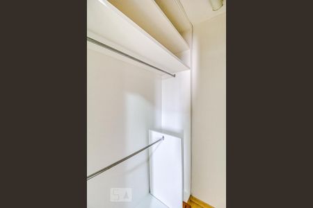 Closet da suíte de apartamento para alugar com 2 quartos, 65m² em Vila Olímpia, São Paulo