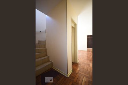 Escada de casa para alugar com 3 quartos, 153m² em Jardim Pinheiros, São Paulo