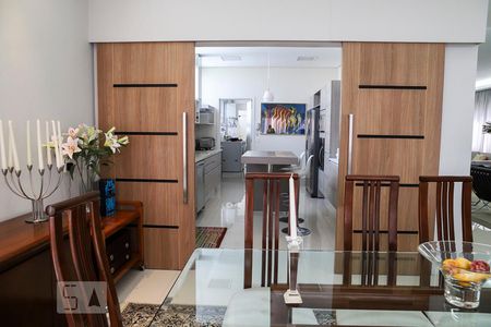 Apartamento à venda com 300m², 4 quartos e 2 vagas Apartamento à venda com 300m², 4 quartos e 2 vagasSala de jantar