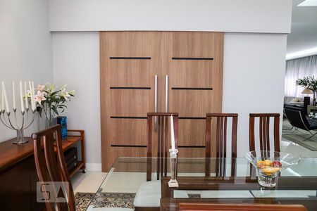 Apartamento à venda com 300m², 4 quartos e 2 vagas Apartamento à venda com 300m², 4 quartos e 2 vagasSala de jantar