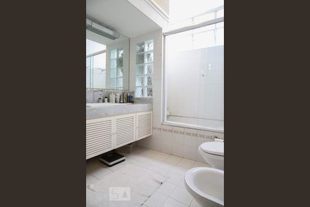 Apartamento à venda com 300m², 4 quartos e 2 vagas Apartamento à venda com 300m², 4 quartos e 2 vagasBanheiro 2