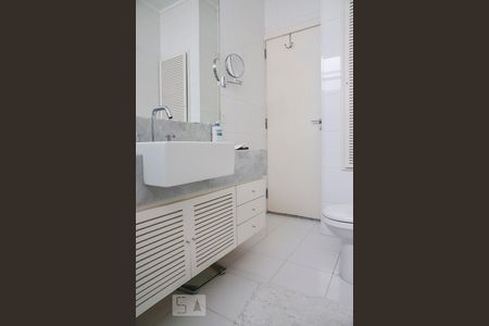 Apartamento à venda com 300m², 4 quartos e 2 vagas Apartamento à venda com 300m², 4 quartos e 2 vagasBanheiro 3