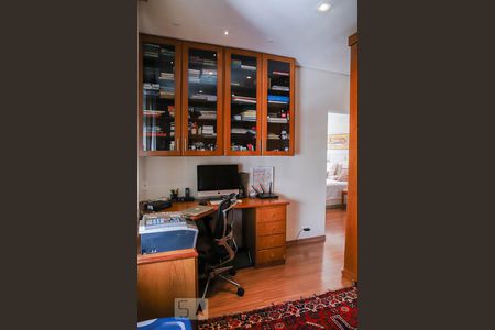 Apartamento à venda com 300m², 4 quartos e 2 vagas Apartamento à venda com 300m², 4 quartos e 2 vagasCloset