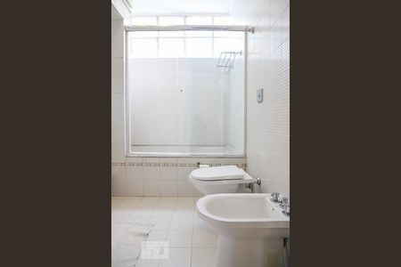 Apartamento à venda com 300m², 4 quartos e 2 vagas Apartamento à venda com 300m², 4 quartos e 2 vagasBanheiro 2