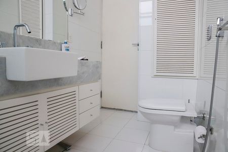 Apartamento à venda com 300m², 4 quartos e 2 vagas Apartamento à venda com 300m², 4 quartos e 2 vagasBanheiro 3