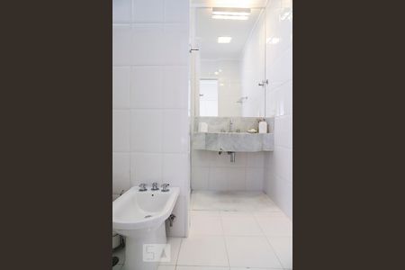 Apartamento à venda com 300m², 4 quartos e 2 vagas Apartamento à venda com 300m², 4 quartos e 2 vagasBanheiro 1