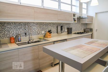 Apartamento à venda com 300m², 4 quartos e 2 vagas Apartamento à venda com 300m², 4 quartos e 2 vagasCozinha