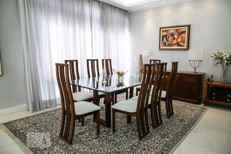 Apartamento à venda com 300m², 4 quartos e 2 vagas Apartamento à venda com 300m², 4 quartos e 2 vagasSala de jantar