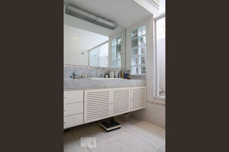 Apartamento à venda com 300m², 4 quartos e 2 vagas Apartamento à venda com 300m², 4 quartos e 2 vagasBanheiro 2