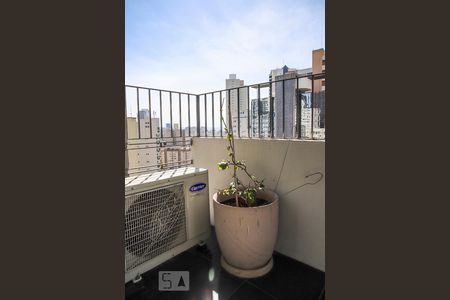 Apartamento à venda com 300m², 4 quartos e 2 vagas Apartamento à venda com 300m², 4 quartos e 2 vagasVaranda