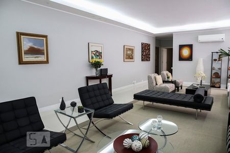 Apartamento à venda com 300m², 4 quartos e 2 vagas Apartamento à venda com 300m², 4 quartos e 2 vagasSala