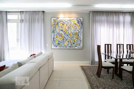 Apartamento à venda com 300m², 4 quartos e 2 vagas Apartamento à venda com 300m², 4 quartos e 2 vagasSala de tv