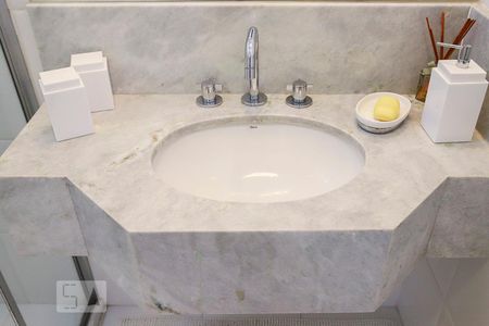 Apartamento à venda com 300m², 4 quartos e 2 vagas Apartamento à venda com 300m², 4 quartos e 2 vagasBanheiro 1