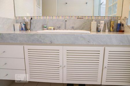 Apartamento à venda com 300m², 4 quartos e 2 vagas Apartamento à venda com 300m², 4 quartos e 2 vagasBanheiro 2