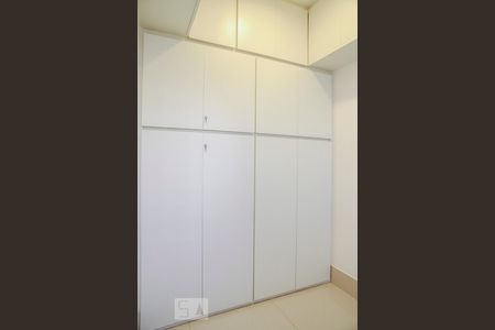 Apartamento à venda com 300m², 4 quartos e 2 vagas Apartamento à venda com 300m², 4 quartos e 2 vagasÁrea de serviço