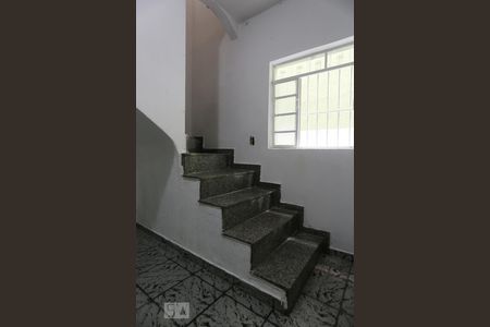 Casa à venda com 164m², 3 quartos e 2 vagas Casa à venda com 164m², 3 quartos e 2 vagasEscadas de acesso aos quartos