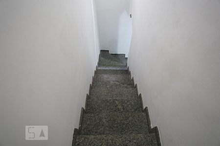 Casa à venda com 164m², 3 quartos e 2 vagas Casa à venda com 164m², 3 quartos e 2 vagasEscadas