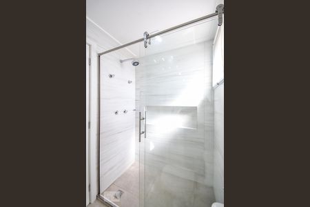 Apartamento à venda com 138m², 3 quartos e 2 vagas Apartamento à venda com 138m², 3 quartos e 2 vagasBanheiro da Suíte 1