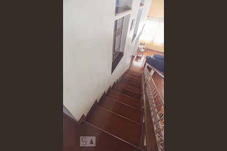 Casa à venda com 350m², 3 quartos e 8 vagasEscada