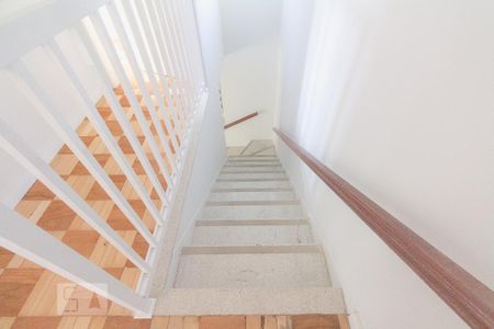 Casa à venda com 195m², 4 quartos e 2 vagas Casa à venda com 195m², 4 quartos e 2 vagasEscadas