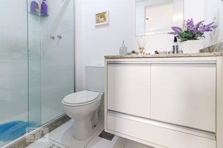 Apartamento para alugar com 70m², 2 quartos e 1 vaga Apartamento para alugar com 70m², 2 quartos e 1 vagaBanheiro da Suíte