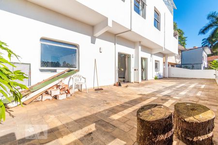 Casa para alugar com 530m², 5 quartos e 5 vagas Casa para alugar com 530m², 5 quartos e 5 vagasÁrea Externa Fundos