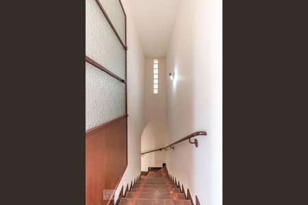 Casa para alugar com 530m², 5 quartos e 5 vagas Casa para alugar com 530m², 5 quartos e 5 vagasEscadaria Acesso Salas
