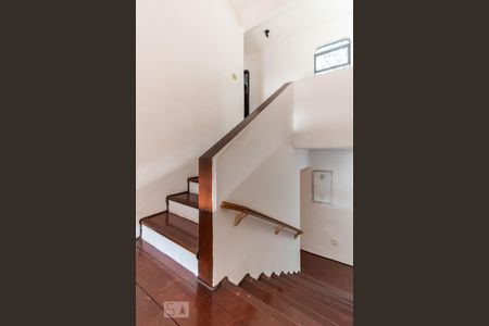 Casa para alugar com 530m², 5 quartos e 5 vagas Casa para alugar com 530m², 5 quartos e 5 vagasEscadaria Acesso Dormitórios e Banheiro