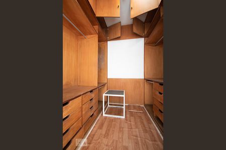Casa para alugar com 530m², 5 quartos e 5 vagas Casa para alugar com 530m², 5 quartos e 5 vagasSuíte 1 - Closet