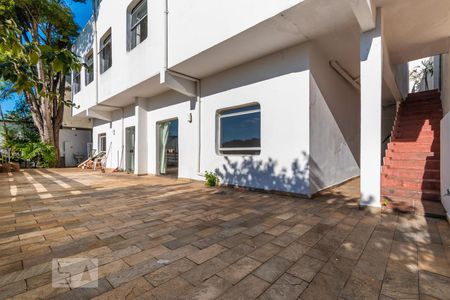 Casa para alugar com 530m², 5 quartos e 5 vagas Casa para alugar com 530m², 5 quartos e 5 vagasÁrea Externa Fundos