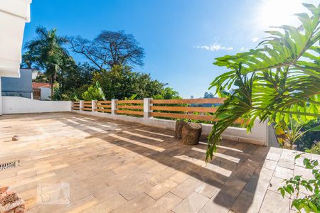Casa para alugar com 530m², 5 quartos e 5 vagas Casa para alugar com 530m², 5 quartos e 5 vagasÁrea Externa Fundos