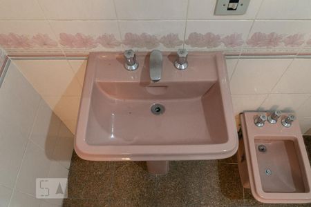 Casa à venda com 358m², 4 quartos e 4 vagasDetalhe do banheiro da suíte 2