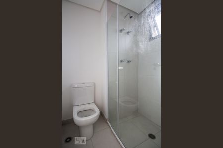 Banheiro social de kitnet/studio à venda com 1 quarto, 33m² em Pinheiros, São Paulo