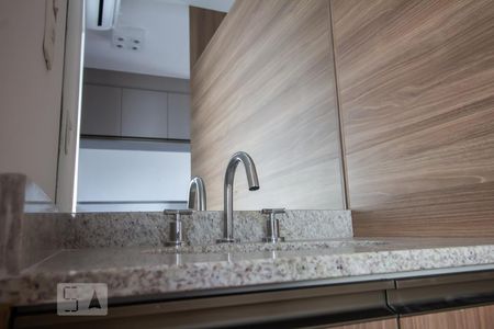 Banheiro social detalhe de kitnet/studio à venda com 1 quarto, 33m² em Pinheiros, São Paulo